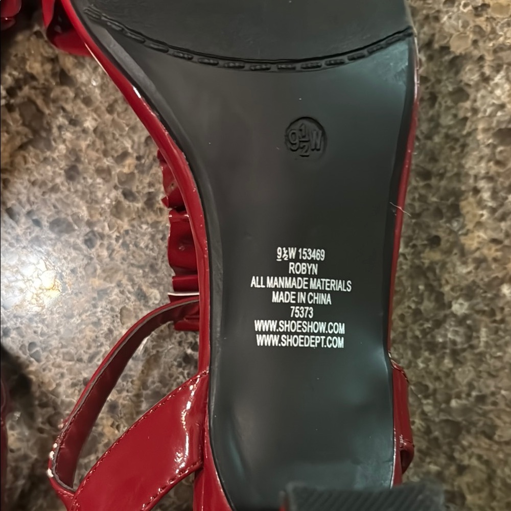 NEW It's OK "Robyn" Red Sandals with T-Strap Design size 91/2 - Picture 4 of 5